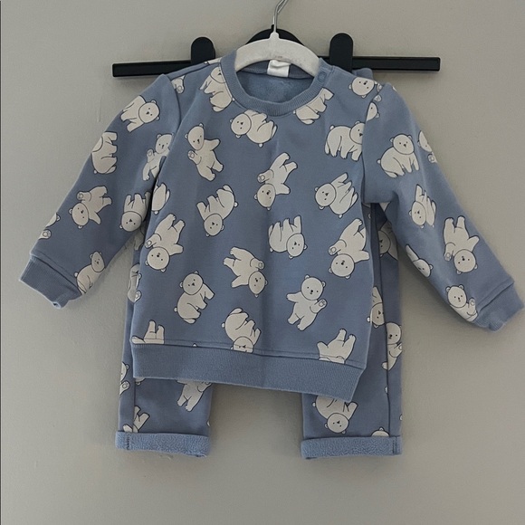H&M Other - H&M Light Blue Polar Bear Sweatshirt and Pants Set 18M